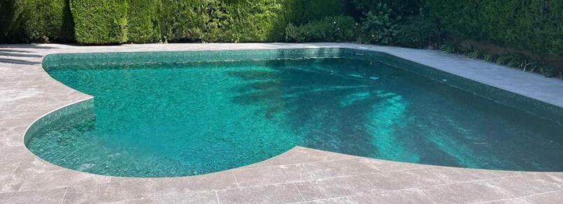 TENDENCIAS DE VENECITAS PARA LA PISCINA. PEQUEÑOS CUADRADOS DE VIDRIO QUE INSPIRAN | Vedek Revestimientos