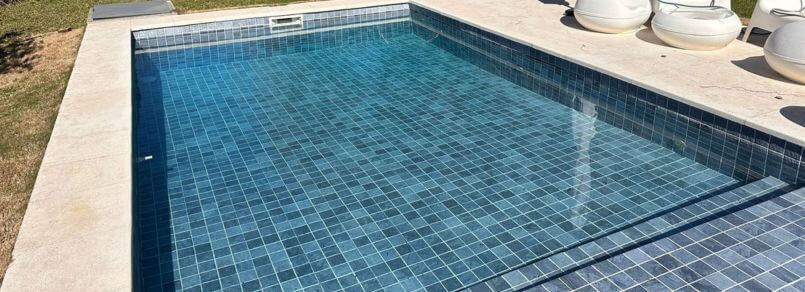 ¿QUÉ REVESTIMIENTO ELEGIR PARA MI PISCINA? TENDENCIAS: REVESTIMIENTOS CON TONOS Y TEXTURAS QUE EMULAN LA NATURALEZA. | Vedek Revestimientos