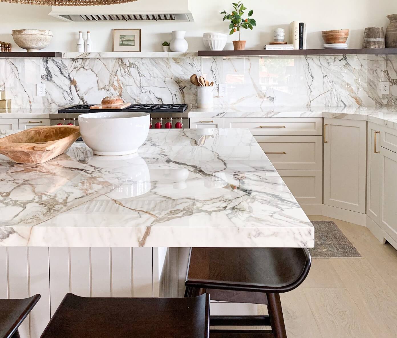 CALACATTA LUXE DE NEOLITH REVISTE UNA IMPRESIONANTE COCINA CALIFORNIANA. | Vedek Revestimientos