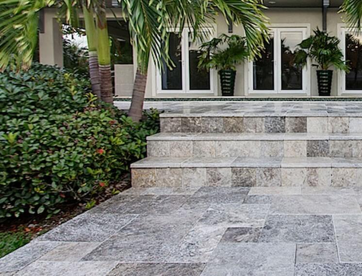 MÁRMOL TRAVERTINO SILVER PARA EXTERIOR: SUS BENEFICIOS. | Vedek Revestimientos