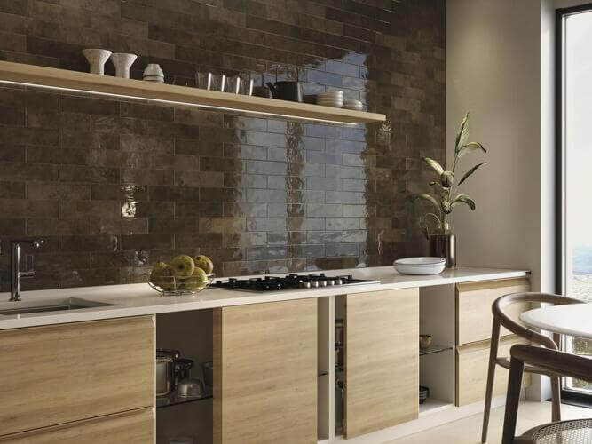 CONSEJOS PARA ELEGIR REVESTIMIENTOS DE COCINA ¿DEBO REVESTIR TODA LA PARED DE MI COCINA CON AZULEJOS? ¿LOS PROTECTORES CONTRA SALPICADURAS DEBEN SER DE MEDIA PARED O PARED COMPLETA? | Vedek Revestimientos