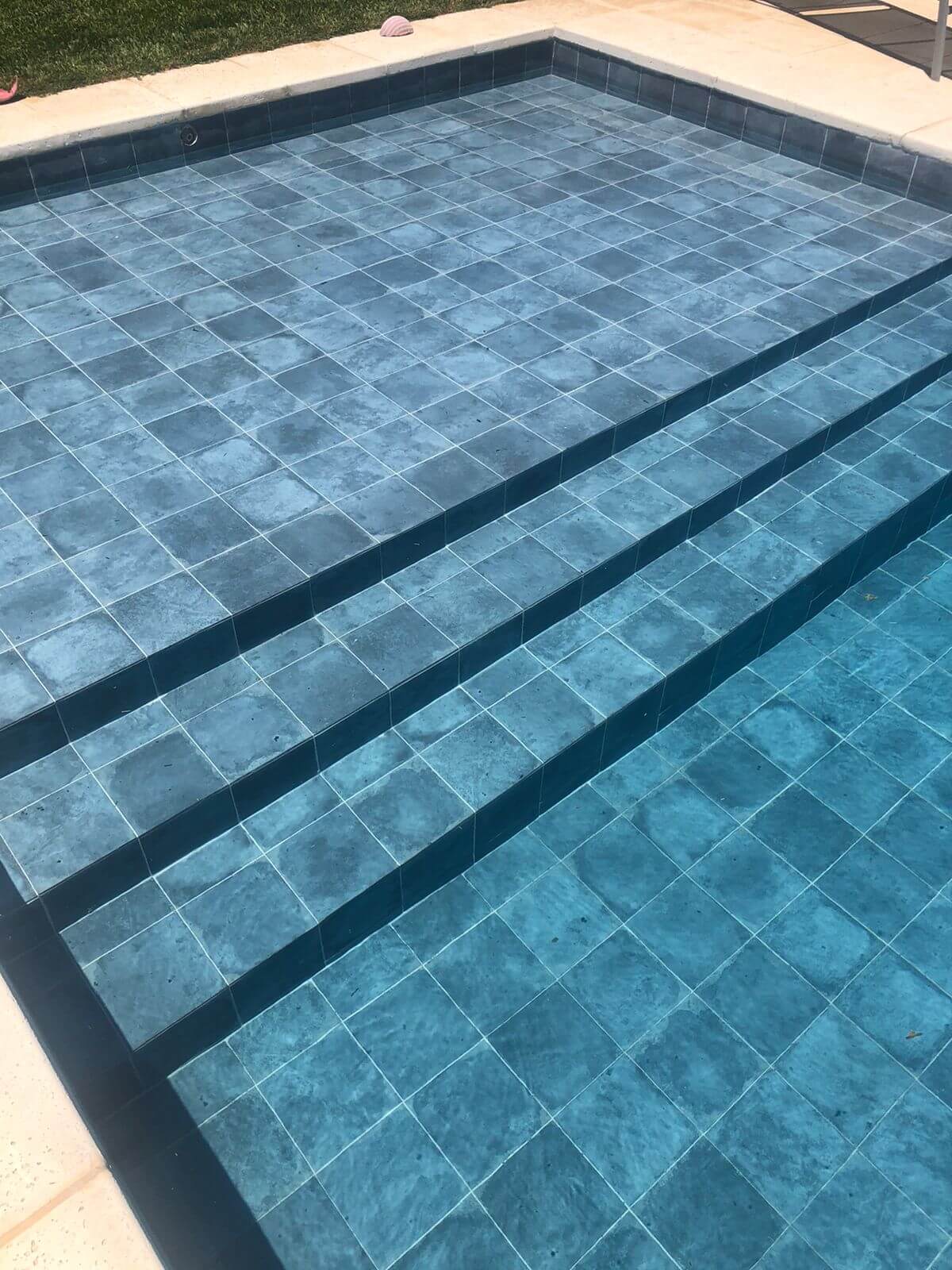 5 RAZONES POR LAS QUE EL PORCELANATO ES UNA EXCELENTE OPCIÓN PARA LA PISCINA Y JACUZZI. | Vedek Revestimientos
