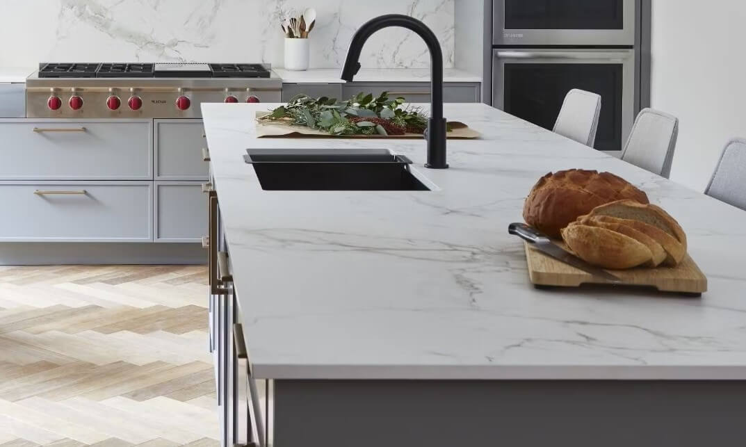 Beneficios de las Mesadas de Cuarzo para tu Cocina: Tendencias y Consejos de Diseño. | Vedek Revestimientos