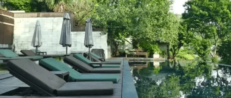 🖤 Piscinas oscuras: la tendencia 2025 que combina estilo, calor y lujo. | Vedek Revestimientos