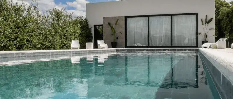 LAS TENDENCIAS EN PISCINAS PARA 2025: CÓMO DISEÑAR TU OASIS AL AIRE LIBRE. | Vedek Revestimientos