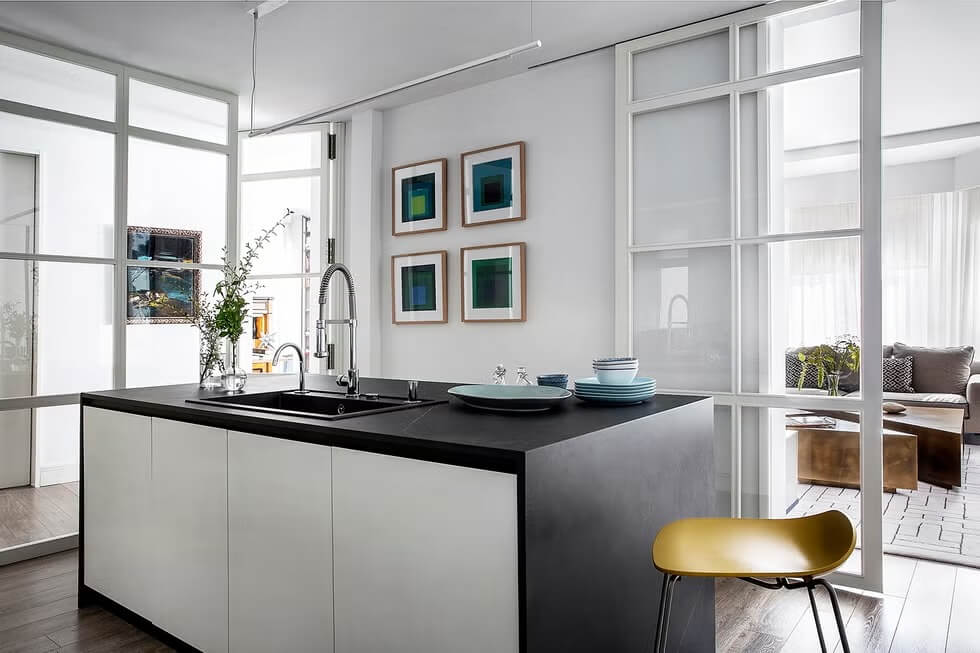 MESADAS QUE REALZAN MUEBLES BLANCOS: COMBINACIONES PERFECTAS EN CUARZO. | Vedek Revestimientos