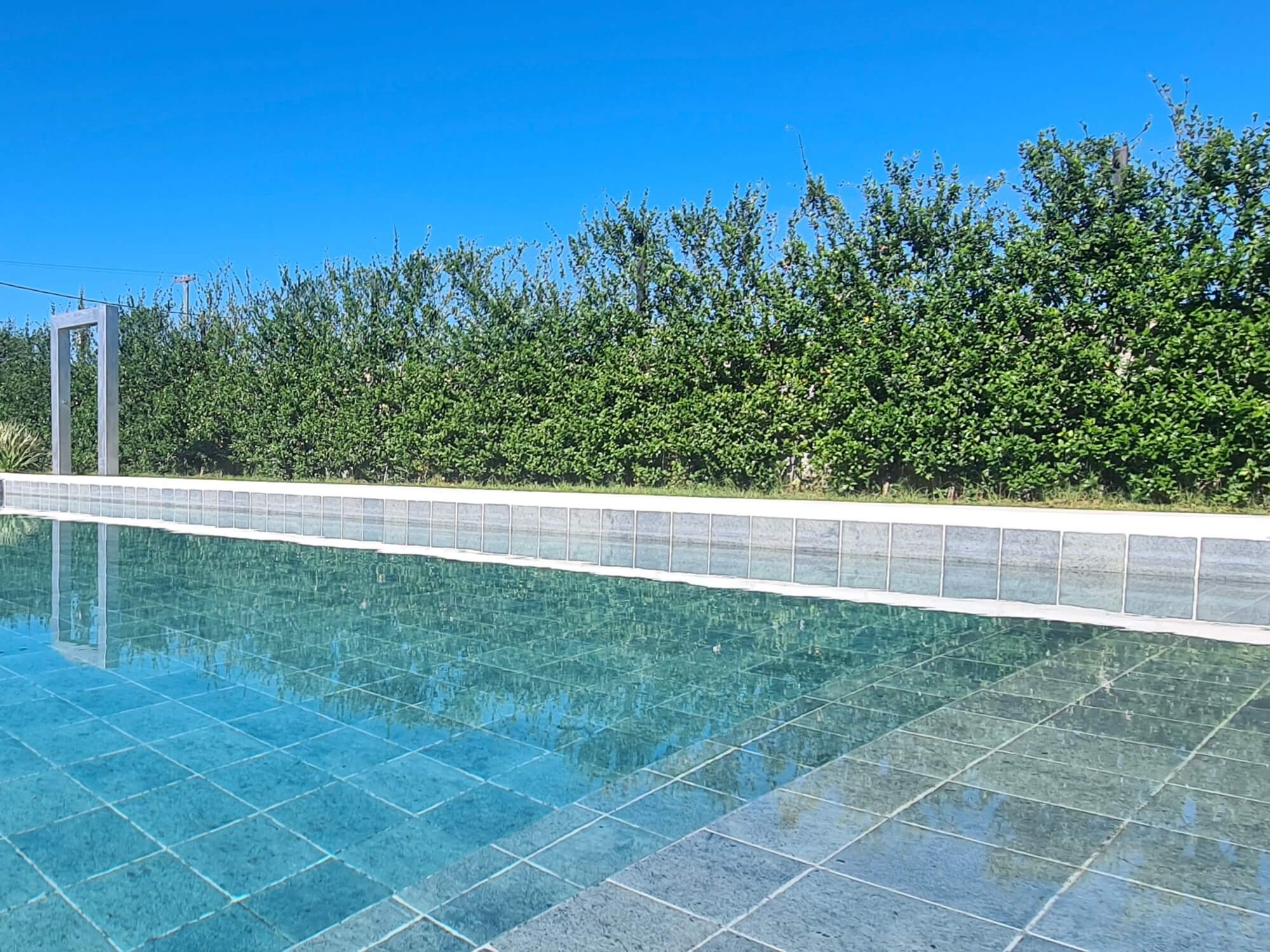 CERÁMICAS MALDIVAS Y ALGARVE: COLOR, DISEÑO Y PRECIO INIGUALABLE PARA RENOVAR TU PISCINA ESTE VERANO. | Vedek Revestimientos