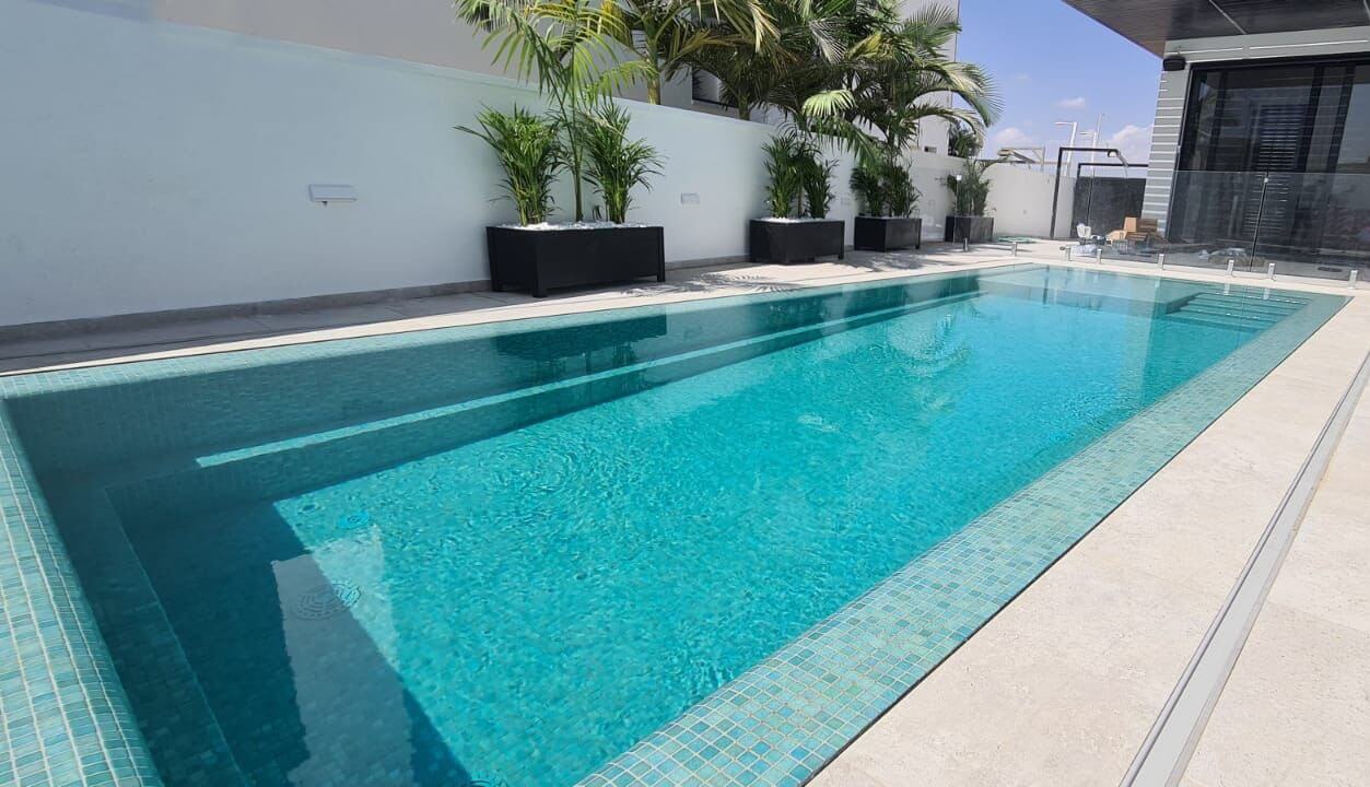 REVESTIR TU PISCINA: CUÁNTO MATERIAL NECESITÁS, CÓMO ELEGIRLO Y CÓMO MANTENERLO SIN COMPLICACIONES. | Vedek Revestimientos