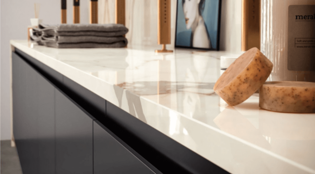 Piedra sinterizada vs piedra natural: por qué arquitectos y diseñadores están cambiando de material. | Vedek Revestimientos