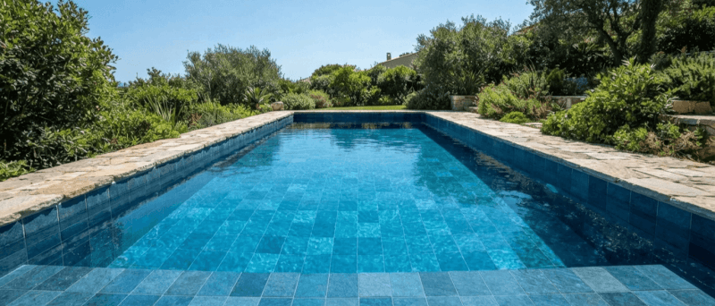 El alma del Mediterráneo en tu piscina: Descubrí la Cerámica 10x10. | Vedek Revestimientos