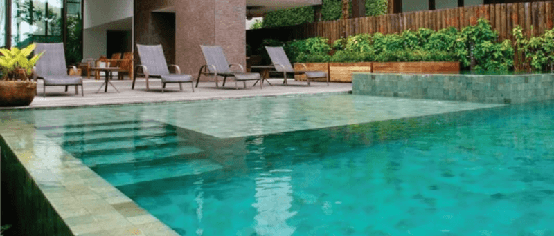 materiales-revestimiento-piscinas-beneficios-contras-2026 | Vedek Revestimientos