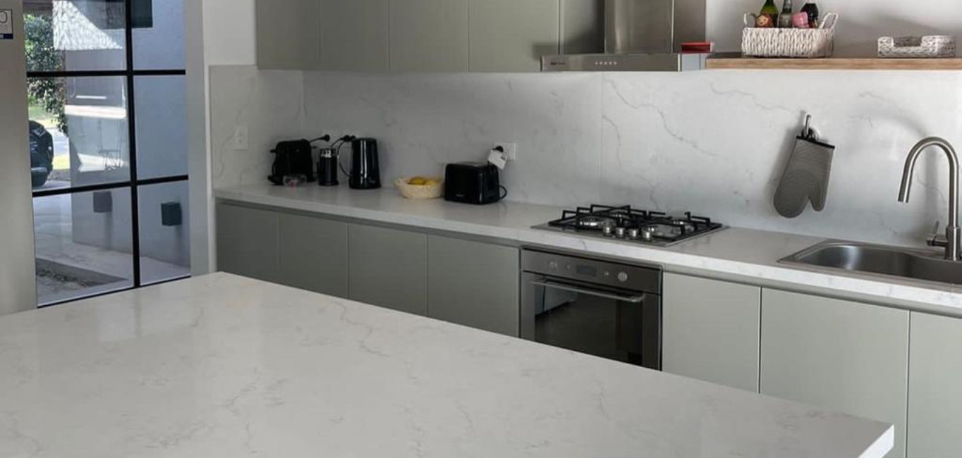 Mesada de Cocina e Isla con alzada e inglete.