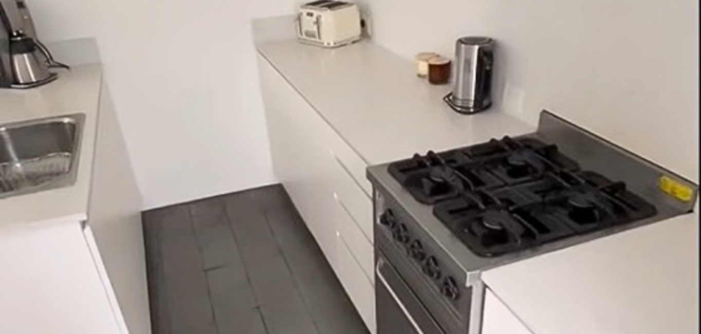 Mesada de Cocina y pasa platos con inglete y alzada.
