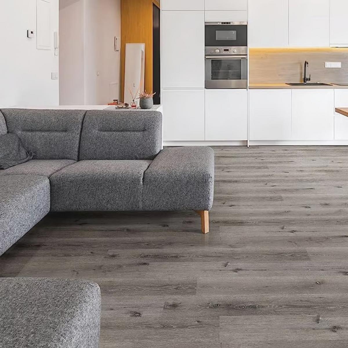 Piso Vinílico Símil Madera SPC Click Roble Umber | Vedek Revestimientos