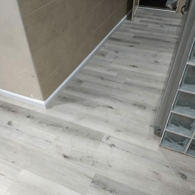 Piso Vinílico Símil Madera SPC Click Roble Fox | Vedek Revestimientos