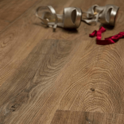 Piso Vinílico Símil Madera SPC Click Roble Camel | Vedek Revestimientos